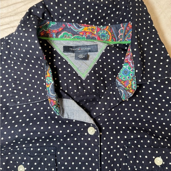 Tommy Hilfiger Button Down Shirt with Paisley Interior Peekaboo Detail - Picture 4 of 4